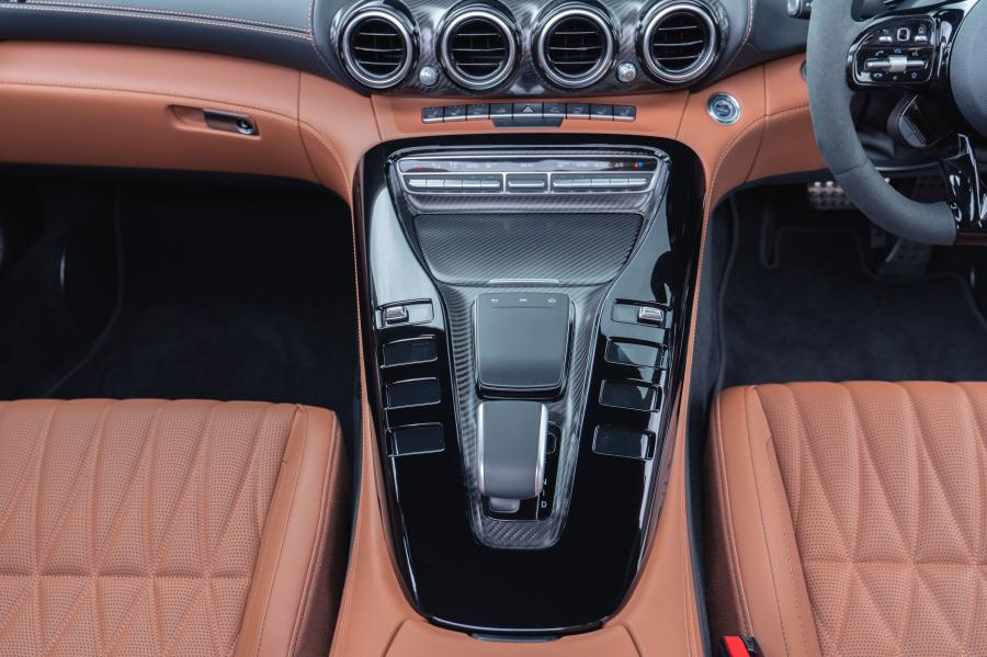 Детали интерьера Mercedes-AMG GT R Roadster (R190) 2019 года  (UK) (фото 3 из 40)